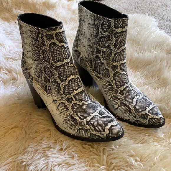 CHINESE LAUNDRY // Leather Snakeskin printed booties - Picture 2 of 4